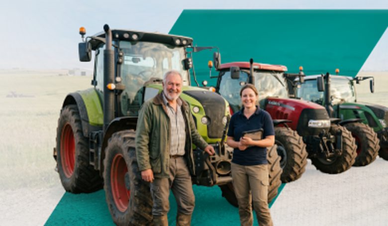 Agricultores em frente a uma fila de tratores